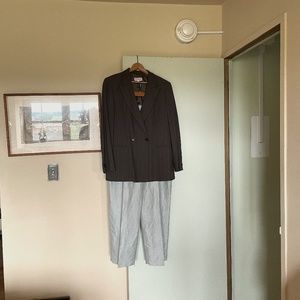Giorgio Armani Le Collezioni, Made in Italy,  2 Pc Suit, Blazer & Pants, Size14